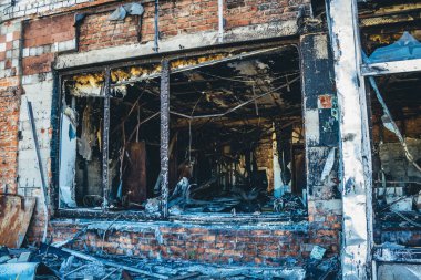 Tsyrkuny, Ukrayna, 29 Haziran 2024 Tsyrkuny köyündeki yıkılan bina. Rus kuvvetleri Kharkiv Oblastı 'ndaki Tsyrkuny köyüne güdümlü hava bombasıyla saldırdılar..