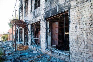 Tsyrkuny, Ukrayna, 29 Haziran 2024 Tsyrkuny köyündeki yıkılan bina. Rus kuvvetleri Kharkiv Oblastı 'ndaki Tsyrkuny köyüne güdümlü hava bombasıyla saldırdılar..