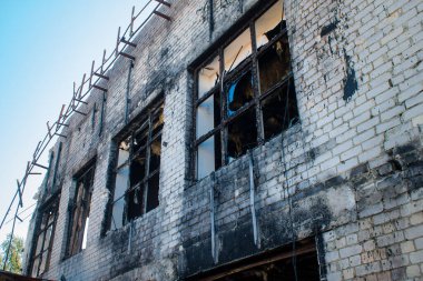 Tsyrkuny, Ukrayna, 29 Haziran 2024 Tsyrkuny köyündeki yıkılan bina. Rus kuvvetleri Kharkiv Oblastı 'ndaki Tsyrkuny köyüne güdümlü hava bombasıyla saldırdılar..