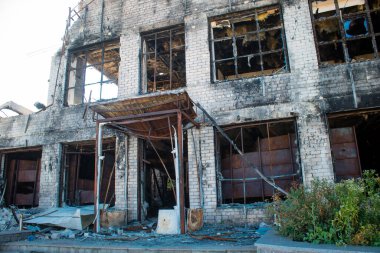 Tsyrkuny, Ukrayna, 29 Haziran 2024 Tsyrkuny köyündeki yıkılan bina. Rus kuvvetleri Kharkiv Oblastı 'ndaki Tsyrkuny köyüne güdümlü hava bombasıyla saldırdılar..