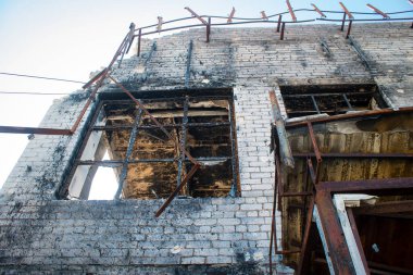 Tsyrkuny, Ukrayna, 29 Haziran 2024 Tsyrkuny köyündeki yıkılan bina. Rus kuvvetleri Kharkiv Oblastı 'ndaki Tsyrkuny köyüne güdümlü hava bombasıyla saldırdılar..