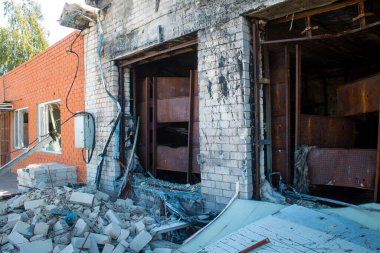 Tsyrkuny, Ukrayna, 29 Haziran 2024 Tsyrkuny köyündeki yıkılan bina. Rus kuvvetleri Kharkiv Oblastı 'ndaki Tsyrkuny köyüne güdümlü hava bombasıyla saldırdılar..