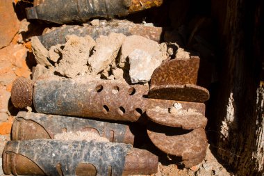 Tsyrkuny, Ukrayna, 29 Haziran 2024 Tsyrkuny köyünde terk edilmiş mühimmat. Rus kuvvetleri savaşın başlangıcından bu yana Kharkiv Oblastı 'ndaki Tsyrkuny köyünü çok sayıda mühimmatla vurdular..