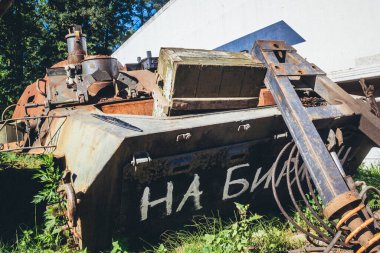 Tsyrkuny, Ukrayna, 29 Haziran 2024 Tsyrkuny köyünde terk edilmiş Rus askeri araçları. Kharkiv yolundaki son çatışmada Ukrayna kuvvetleri tarafından yok edildiler..