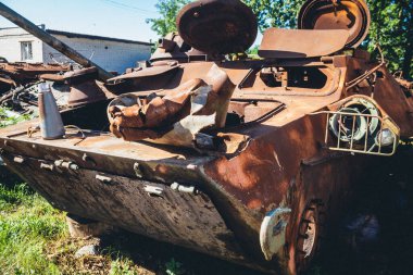 Tsyrkuny, Ukrayna, 29 Haziran 2024 Tsyrkuny köyünde terk edilmiş Rus askeri araçları. Kharkiv yolundaki son çatışmada Ukrayna kuvvetleri tarafından yok edildiler..