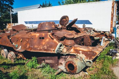 Tsyrkuny, Ukrayna, 29 Haziran 2024 Tsyrkuny köyünde terk edilmiş Rus askeri araçları. Kharkiv yolundaki son çatışmada Ukrayna kuvvetleri tarafından yok edildiler..