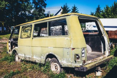 Tsyrkuny, Ukrayna, 29 Haziran 2024 Tsyrkuny köyünde terk edilmiş Rus Z araçları. Kharkiv yolundaki son çatışmada Ukrayna kuvvetleri tarafından yok edildiler..