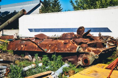 Tsyrkuny, Ukrayna, 29 Haziran 2024 Tsyrkuny köyünde terk edilmiş Rus askeri araçları. Kharkiv yolundaki son çatışmada Ukrayna kuvvetleri tarafından yok edildiler..