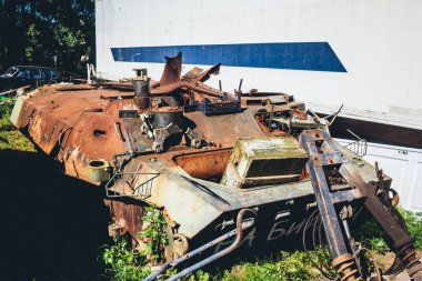 Tsyrkuny, Ukrayna, 29 Haziran 2024 Tsyrkuny köyünde terk edilmiş Rus askeri araçları. Kharkiv yolundaki son çatışmada Ukrayna kuvvetleri tarafından yok edildiler..