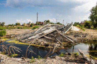 Kharkiv Oblastı, Ukrayna, 2 Temmuz 2024 Vesele köyündeki gri bölgede ön cephede yıkılmış köprü. Tampon bölge tehlikeli ve bölgede öfke ile mücadele ediliyor.