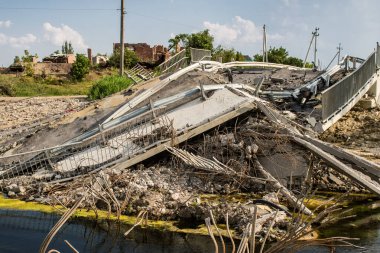 Kharkiv Oblastı, Ukrayna, 2 Temmuz 2024 Vesele köyündeki gri bölgede ön cephede yıkılmış köprü. Tampon bölge tehlikeli ve bölgede öfke ile mücadele ediliyor.