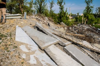 Kharkiv Oblastı, Ukrayna, 2 Temmuz 2024 Vesele köyündeki gri bölgede ön cephede yıkılmış köprü. Tampon bölge tehlikeli ve bölgede öfke ile mücadele ediliyor.