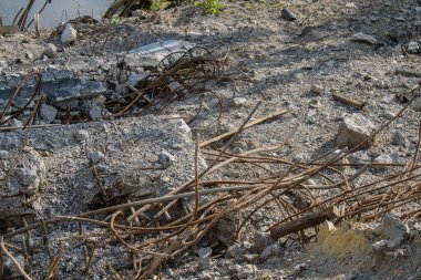 Kharkiv Oblastı, Ukrayna, 2 Temmuz 2024 Vesele köyündeki gri bölgede ön cephede yıkılmış köprü. Tampon bölge tehlikeli ve bölgede öfke ile mücadele ediliyor.