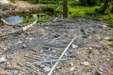 Kharkiv Oblastı, Ukrayna, 2 Temmuz 2024 Vesele köyündeki gri bölgede ön cephede yıkılmış köprü. Tampon bölge tehlikeli ve bölgede öfke ile mücadele ediliyor.