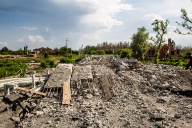 Kharkiv Oblastı, Ukrayna, 2 Temmuz 2024 Vesele köyündeki gri bölgede ön cephede yıkılmış köprü. Tampon bölge tehlikeli ve bölgede öfke ile mücadele ediliyor.