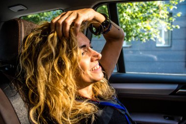 Vesele, Ukrayna, 2 Temmuz 2024 bağımsız gazeteci ve jeopolitik analist, Mondo International Post direktörü savaş bölgesinin yakınındaki gri bölgede bir arabada.