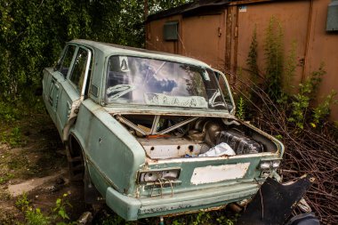 Vesele, Ukrayna, 3 Temmuz 2024 Vesele köyünde terk edilmiş Rus Z araçları. Kharkiv yolundaki son çatışmada Ukrayna kuvvetleri tarafından yok edildiler..