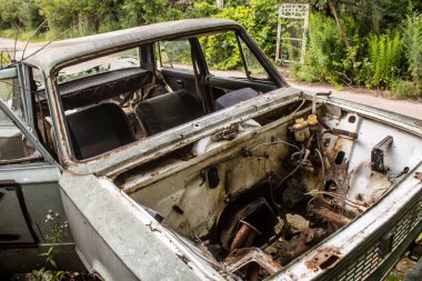 Vesele, Ukrayna, 3 Temmuz 2024 Vesele köyünde terk edilmiş Rus Z araçları. Kharkiv yolundaki son çatışmada Ukrayna kuvvetleri tarafından yok edildiler..