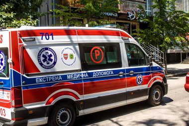 Kharkiv, Ukrayna, 3 Temmuz 2024 Rusya ile savaş sırasında Kharkiv şehir merkezinden bir ambulans geçiyor, Harkiv Rus füzeleri ve sirenlerinin sesi her gün duyuluyor.