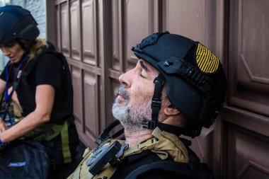 Vesele, Ukrayna, 2 Temmuz 2024 Max Aderman, İdari Risk Sistemi şirketinin yürütme kurulu başkanı Ukrayna ve Rus silahlı kuvvetleri arasındaki gri bölgede gazetecilere yardım ediyor..