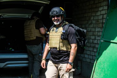 Vesele, Ukrayna, 2 Temmuz 2024 Max Aderman, İdari Risk Sistemi şirketinin yürütme kurulu başkanı Ukrayna ve Rus silahlı kuvvetleri arasındaki gri bölgede gazetecilere yardım ediyor..