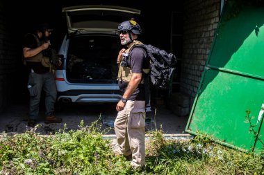 Vesele, Ukrayna, 2 Temmuz 2024 Max Aderman, İdari Risk Sistemi şirketinin yürütme kurulu başkanı Ukrayna ve Rus silahlı kuvvetleri arasındaki gri bölgede gazetecilere yardım ediyor..