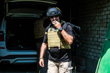 Vesele, Ukrayna, 2 Temmuz 2024 Max Aderman, İdari Risk Sistemi şirketinin yürütme kurulu başkanı Ukrayna ve Rus silahlı kuvvetleri arasındaki gri bölgede gazetecilere yardım ediyor..