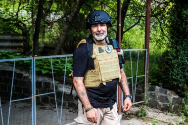 Vesele, Ukrayna, 2 Temmuz 2024 Max Aderman, İdari Risk Sistemi şirketinin yürütme kurulu başkanı Ukrayna ve Rus silahlı kuvvetleri arasındaki gri bölgede gazetecilere yardım ediyor..