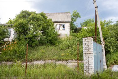 Vesele, Ukrayna, 2 Temmuz 2024 Vesele köyünde hasar gören bina. Rus kuvvetleri Kharkiv Oblastı 'ndaki Vesele köyüne güdümlü hava bombasıyla saldırdılar..