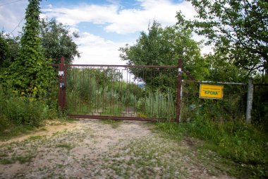 Vesele, Ukrayna, 2 Temmuz 2024 Vesele köyünde hasar gören bina. Rus kuvvetleri Kharkiv Oblastı 'ndaki Vesele köyüne güdümlü hava bombasıyla saldırdılar..
