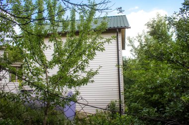 Vesele, Ukrayna, 2 Temmuz 2024 Vesele köyünde hasar gören bina. Rus kuvvetleri Kharkiv Oblastı 'ndaki Vesele köyüne güdümlü hava bombasıyla saldırdılar..