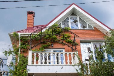 Vesele, Ukrayna, 2 Temmuz 2024 Vesele köyünde hasar gören bina. Rus kuvvetleri Kharkiv Oblastı 'ndaki Vesele köyüne güdümlü hava bombasıyla saldırdılar..