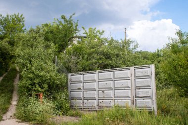 Vesele, Ukrayna, 2 Temmuz 2024 Vesele köyünde hasar gören bina. Rus kuvvetleri Kharkiv Oblastı 'ndaki Vesele köyüne güdümlü hava bombasıyla saldırdılar..