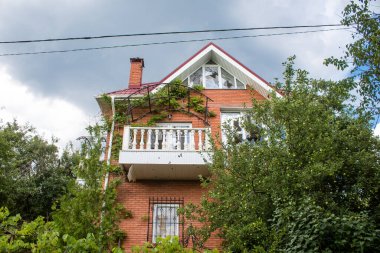 Vesele, Ukrayna, 2 Temmuz 2024 Vesele köyünde hasar gören bina. Rus kuvvetleri Kharkiv Oblastı 'ndaki Vesele köyüne güdümlü hava bombasıyla saldırdılar..