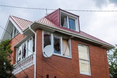 Vesele, Ukrayna, 2 Temmuz 2024 Vesele köyünde hasar gören bina. Rus kuvvetleri Kharkiv Oblastı 'ndaki Vesele köyüne güdümlü hava bombasıyla saldırdılar..