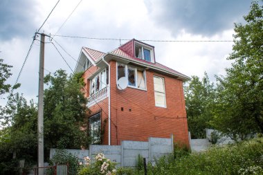Vesele, Ukrayna, 2 Temmuz 2024 Vesele köyünde hasar gören bina. Rus kuvvetleri Kharkiv Oblastı 'ndaki Vesele köyüne güdümlü hava bombasıyla saldırdılar..