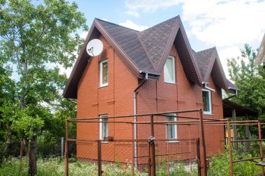 Vesele, Ukrayna, 2 Temmuz 2024 Vesele köyünde hasar gören bina. Rus kuvvetleri Kharkiv Oblastı 'ndaki Vesele köyüne güdümlü hava bombasıyla saldırdılar..