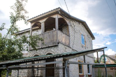 Vesele, Ukrayna, 2 Temmuz 2024 Vesele köyünde hasar gören bina. Rus kuvvetleri Kharkiv Oblastı 'ndaki Vesele köyüne güdümlü hava bombasıyla saldırdılar..