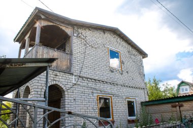 Vesele, Ukrayna, 2 Temmuz 2024 Vesele köyünde hasar gören bina. Rus kuvvetleri Kharkiv Oblastı 'ndaki Vesele köyüne güdümlü hava bombasıyla saldırdılar..