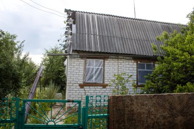 Vesele, Ukrayna, 2 Temmuz 2024 Vesele köyünde hasar gören bina. Rus kuvvetleri Kharkiv Oblastı 'ndaki Vesele köyüne güdümlü hava bombasıyla saldırdılar..
