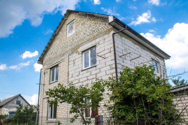 Vesele, Ukrayna, 2 Temmuz 2024 Vesele köyünde hasar gören bina. Rus kuvvetleri Kharkiv Oblastı 'ndaki Vesele köyüne güdümlü hava bombasıyla saldırdılar..