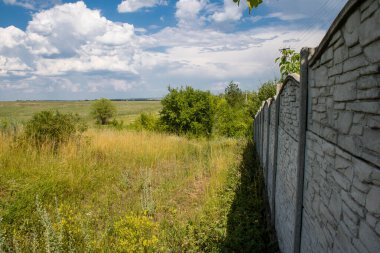 Vesele, Ukrayna, 2 Temmuz 2024 Vesele köyünde hasar gören bina. Rus kuvvetleri Kharkiv Oblastı 'ndaki Vesele köyüne güdümlü hava bombasıyla saldırdılar..
