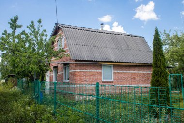 Vesele, Ukrayna, 2 Temmuz 2024 Vesele köyünde hasar gören bina. Rus kuvvetleri Kharkiv Oblastı 'ndaki Vesele köyüne güdümlü hava bombasıyla saldırdılar..