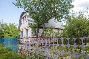 Vesele, Ukrayna, 2 Temmuz 2024 Vesele köyünde hasar gören bina. Rus kuvvetleri Kharkiv Oblastı 'ndaki Vesele köyüne güdümlü hava bombasıyla saldırdılar..