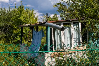 Vesele, Ukrayna, 2 Temmuz 2024 Vesele köyünde hasar gören bina. Rus kuvvetleri Kharkiv Oblastı 'ndaki Vesele köyüne güdümlü hava bombasıyla saldırdılar..