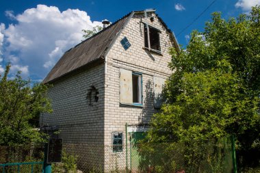 Vesele, Ukrayna, 2 Temmuz 2024 Vesele köyünde hasar gören bina. Rus kuvvetleri Kharkiv Oblastı 'ndaki Vesele köyüne güdümlü hava bombasıyla saldırdılar..