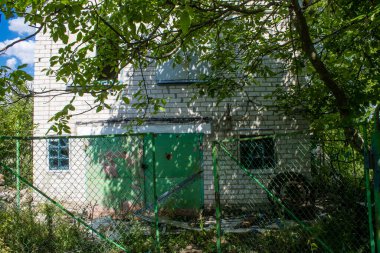 Vesele, Ukrayna, 2 Temmuz 2024 Vesele köyünde hasar gören bina. Rus kuvvetleri Kharkiv Oblastı 'ndaki Vesele köyüne güdümlü hava bombasıyla saldırdılar..