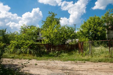 Vesele, Ukrayna, 2 Temmuz 2024 Vesele köyünde hasar gören bina. Rus kuvvetleri Kharkiv Oblastı 'ndaki Vesele köyüne güdümlü hava bombasıyla saldırdılar..