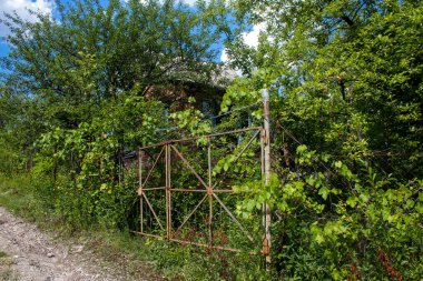 Vesele, Ukrayna, 2 Temmuz 2024 Vesele köyünde hasar gören bina. Rus kuvvetleri Kharkiv Oblastı 'ndaki Vesele köyüne güdümlü hava bombasıyla saldırdılar..