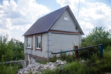 Vesele, Ukrayna, 2 Temmuz 2024 Vesele köyünde hasar gören bina. Rus kuvvetleri Kharkiv Oblastı 'ndaki Vesele köyüne güdümlü hava bombasıyla saldırdılar..